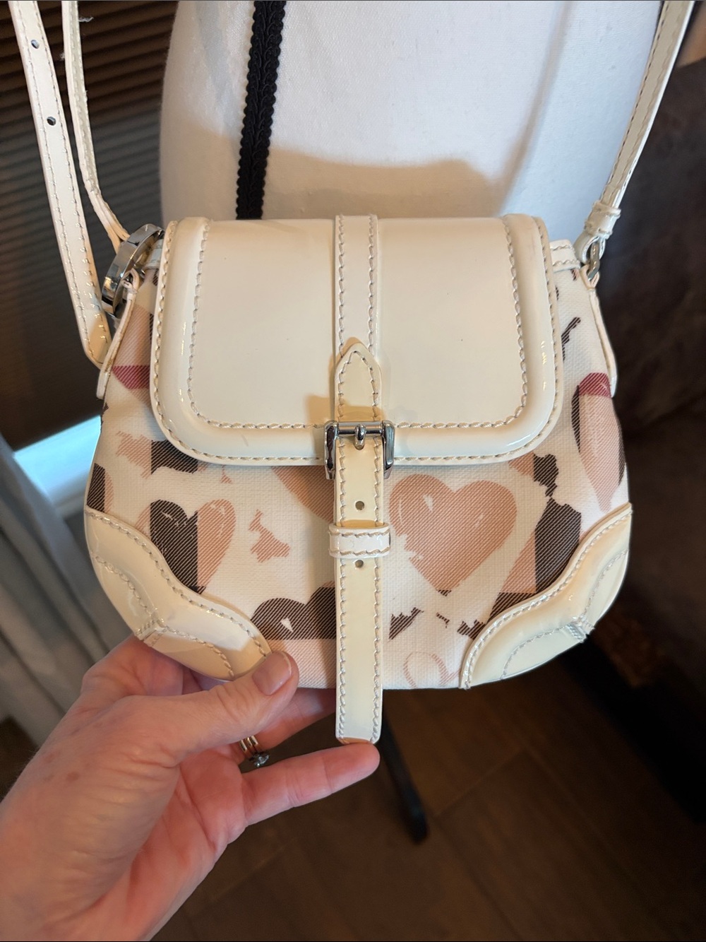 💯Authentic Burberry Cream patent leather Crossbody w/heart charm
